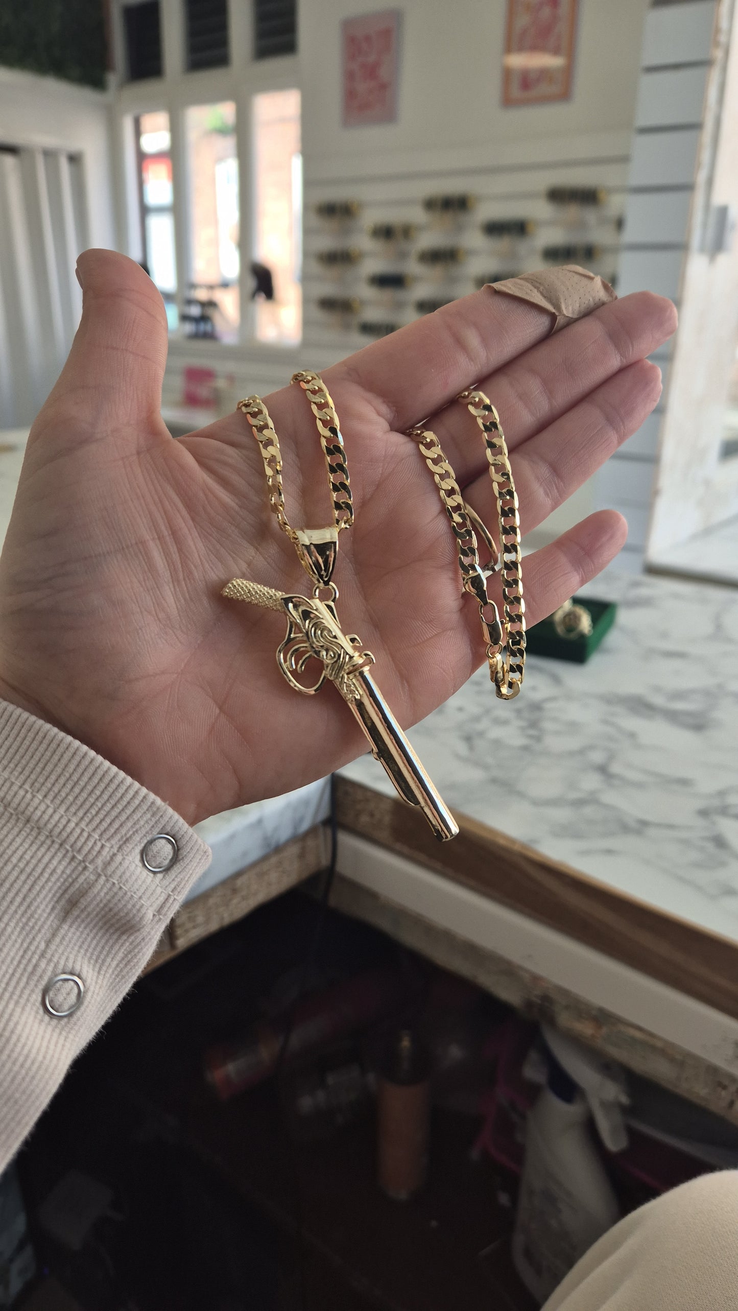 Large Shotgun Pendant On 4mm 24" Curb